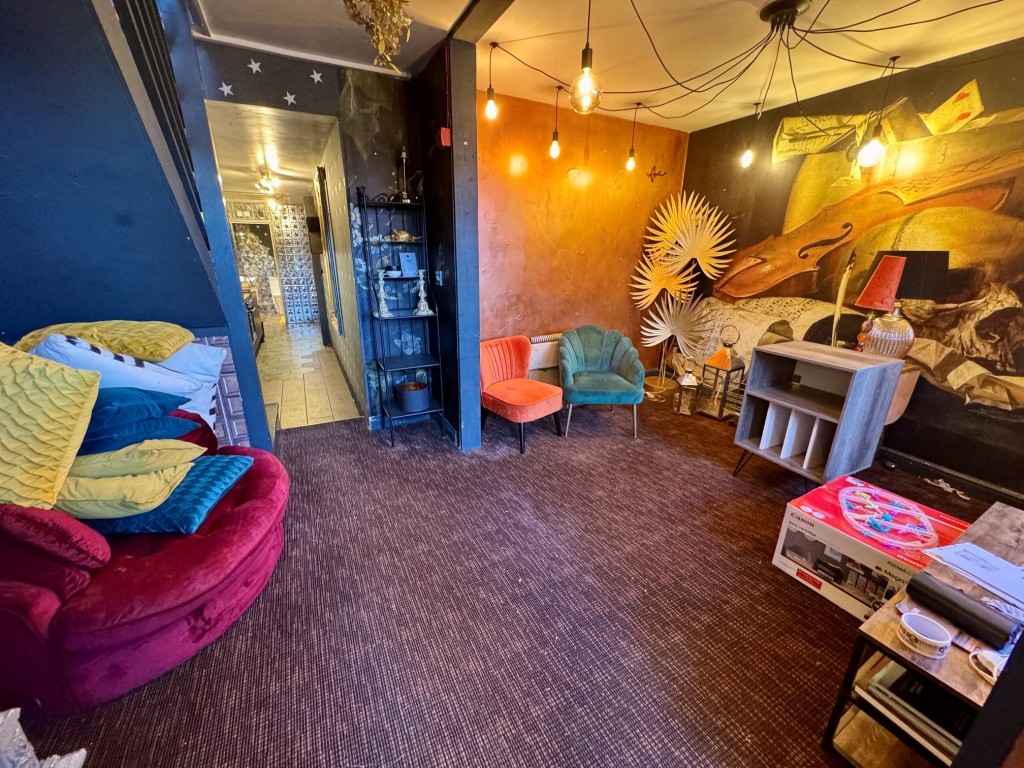 Lot: 53 - ONE-BEDROOM MAISONETTE CLOSE TO AMENITIES - Living room alternative view